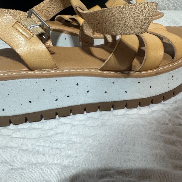 Universal Thread Tan Platform Sandals - Picture 2 of 4